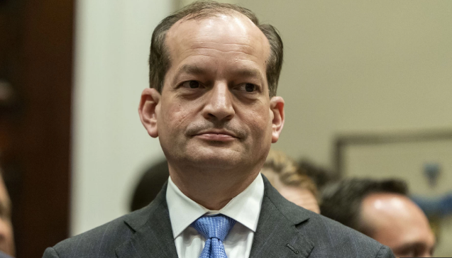 Ông Acosta lấy bằng cử nhân Kinh tế của trường Harvard vào năm 1990 và bằng Tiến sĩ Luật từ trường Luật Harvard năm 1994. Ảnh: VN.