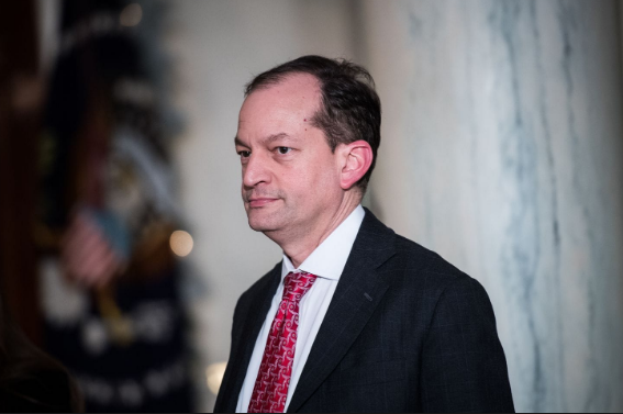 Cụ thể, ông Acosta đối mặt với làn sóng chỉ trích và kêu gọi từ chức vì ký thông qua thỏa thuận xử lý rất nhẹ tỷ phú Epstein - người bị cáo buộc xâm hại tình dục trẻ vị thành niên ở bang Florida hồi năm 2008. Khi đó, ông Acosta là một công tố viên liên bang. Ảnh: WP.