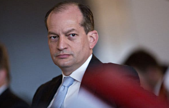 Bộ trưởng Alex Acosta sinh ngày 16/1/1969 tại Miami, bang Florida, nơi ông theo tại trường Gulliver. Ảnh: NYT.