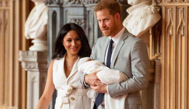 Nhiều người tin rằng nguyên nhân khiến các bảo mẫu nghỉ việc xuất phát từ việc không ai có thể chịu đựng nổi tính cách khó chịu cùng những đòi hỏi của Công nương Meghan Markle, bởi cô quá cầu toàn trong việc chăm sóc con trai đầu lòng. Ảnh: Yahoo.