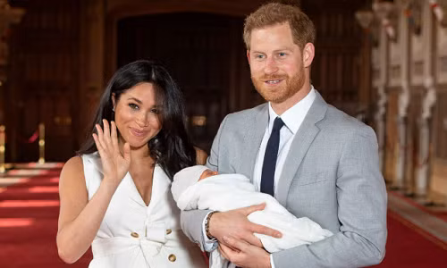 Mới đây, người dân Anh tỏ ra tức giận khi biết thông tin Hoàng tử Anh Harry và vợ, Công nương Meghan Markle, có ý định tổ chức lễ rửa tội một cách riêng tư cho cậu con trai đầu lòng của họ - Archie Harrison - trong tháng 7 này. Ảnh: HM.