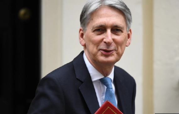 Bộ trưởng Tài chính Philip Hammond sinh ngày 4/12/1955 tại Epping, Essex. Ông từng theo học ngôi trường thuộc Đại học Oxford chuyên ngành Triết học, Chính trị và Kinh tế. Ảnh: Scotsman.