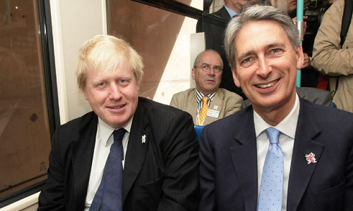 Trước đó, ngày 21/7, Bộ trưởng Hammond tuyên bố ông sẽ từ chức nếu ông Johnson trở thành Thủ tướng Anh, do bất đồng quan điểm với ông Johnson trong vấn đề Brexit (Anh rời khỏi EU). Ảnh: HP.