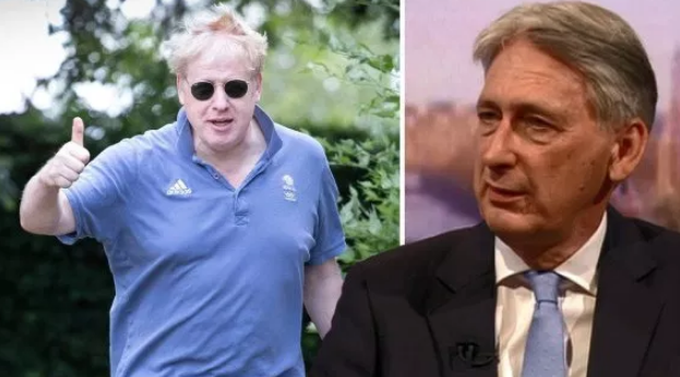 Được biết, ông Hammond là người phản đối mạnh mẽ Brexit không thỏa thuận, còn tân Thủ tướng Anh Boris Johnson lại không loại trừ khả năng này. Ảnh: Metro.