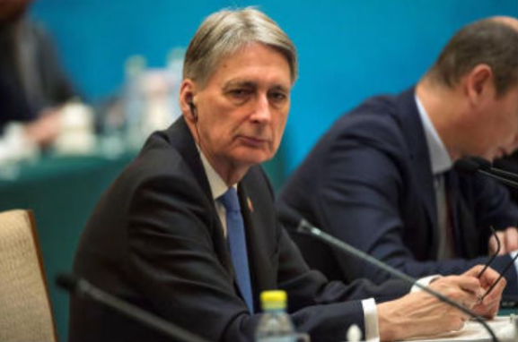 Tháng 5/2010, ông Hammond được bổ nhiệm làm Bộ trưởng Giao thông dưới thời Thủ tướng David Cameron và giữ vị trí này cho tới tháng 10/2011. Ảnh: Star.