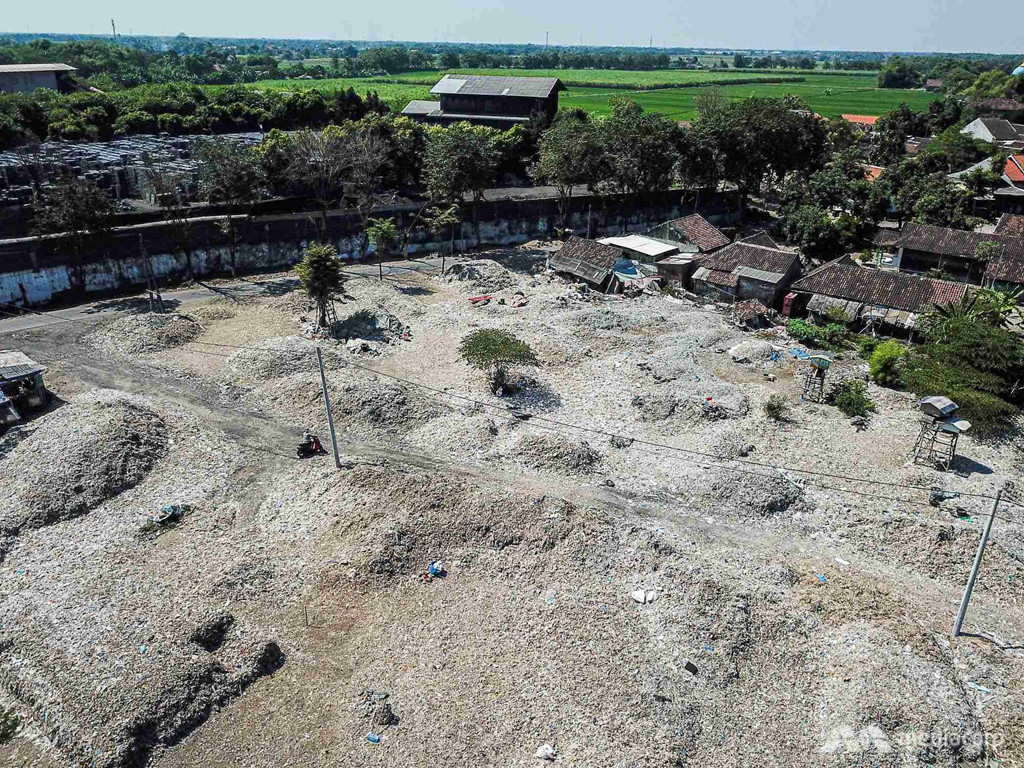 Việc các nhà máy đốt rác thải nhựa làm nhiên liệu khiến không khí có nguy cơ bị ô nhiễm dioxin. Trong khi đó, những bãi rác thải khổng lồ làm ô nhiễm nguồn đất và nước ngầm do mưa làm chất độc ngấm dần vào lòng đất. "Các sinh vật hấp thụ thuốc trừ sâu, kim loại nặng và chất hóa học, chúng sẽ đi vào cơ thể con người qua đường đồ ăn và nước uống", ông Prigi cảnh báo. Ảnh: CNA.