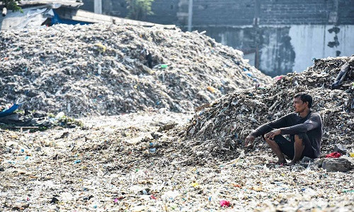 Tại những ngôi làng ngập rác ở miền quê của Indonesia, tình trạng ô nhiễm nặng vì rác thải đã làm dấy lên những lo ngại, bất chấp những khoản thu nhập mà chúng mang lại. Rác thải đã ảnh hưởng tới môi trường về mọi mặt, từ nước, đất, không khí cho tới đồ ăn, cuối cùng tác động tới sức khỏe con người. "Rất đáng sợ vì chúng tôi sử dụng nước ở hạ nguồn (sông Brantas) để uống. 80% cá của sông này bị nhiễm hạt vi nhựa", Prigi Arisandi, quản lý một doanh nghiệp, cho biết. Ảnh: CNA.