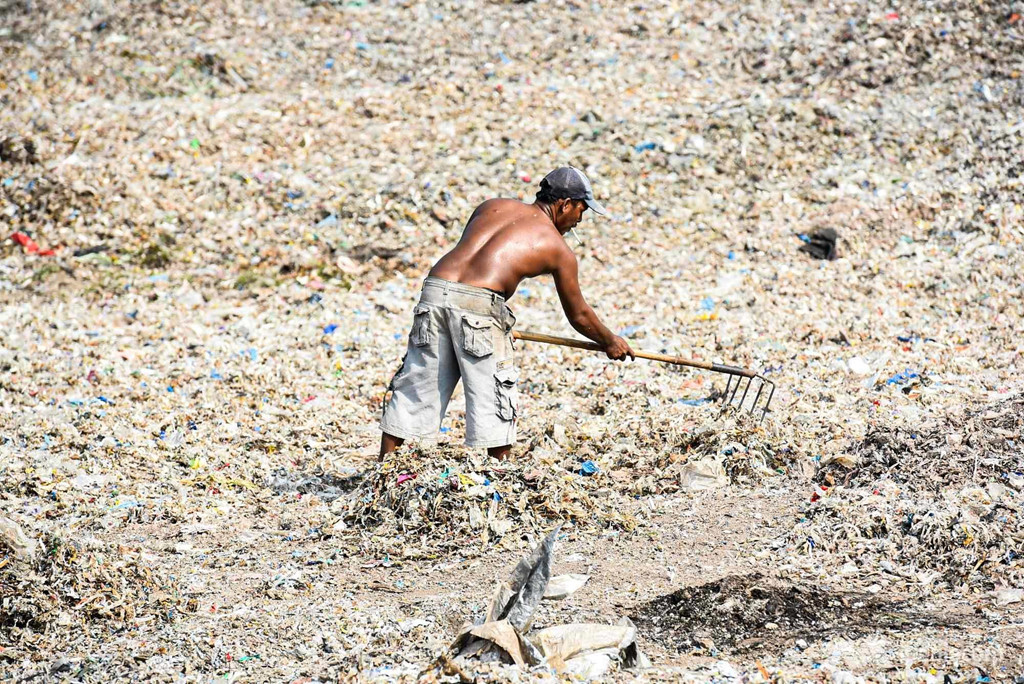 Theo thống kê của Greenpeace, các nước Đông Nam Á đang trở thành điểm đến của rác thải nhựa từ các nước phát triển. Hai năm qua, rác thải nhựa được đưa tới Đông Nam Á tăng 171%. Tất cả hoạt động nhập khẩu vào các nước Đông Nam Á đều được tiến hành trái phép, dưới danh nghĩa nhập khẩu các hàng hóa khác. "Indonesia đang trong tình trạng khẩn cấp vì rác thải nhựa. Chúng tôi hiện đã quá tải về khả năng xử lý, không còn chỗ để nhận thêm rác từ nước ngoài", Muharram Atha Rasyadi, một thành viên điều hành của Greenpeace Indonesia, cho biết. Ảnh: CNA.