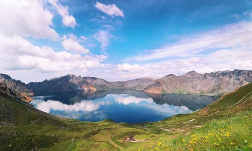 Triều Tiên đã trở thành một điểm đến phù hợp cho nhiều du khách thích phiêu lưu muốn tìm hiểu về lịch sử phong phú và lối sống hàng ngày. Sau đây là bộ ảnh độc về những cảnh đẹp ngỡ như thiên đường ở Triều Tiên. Ảnh: Hồ Thiên đường ở núi Paektu Mountain.