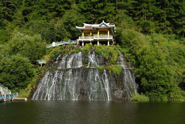 Thác nước gần núi Paektu.