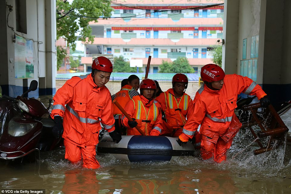 Trước đó, ngày 3/7, cơ quan thời tiết Trung Quốc cảnh báo lượng mưa ở miền Nam nước này có thể vượt mức trung bình 30% lên tới 70% trong 10 ngày.