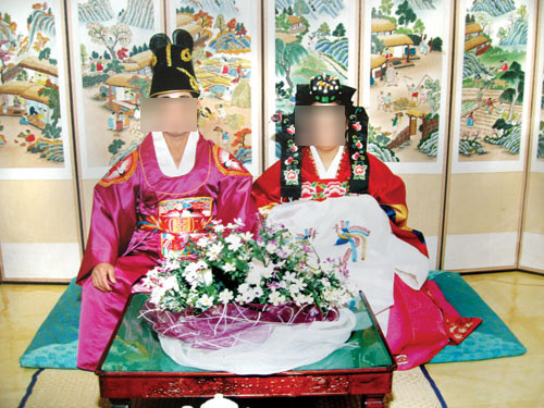 Cuối tháng 7/2014, Đỗ Thị Mỹ T. (sinh năm 1987) bị chồng Hàn là Lee Geun Sik (47 tuổi) sát hại rồi ném thi thể xuống núi. Cảnh sát địa phương cho biết, chị T. đã bị sát hại khoảng 5 ngày trước. Ảnh: Vợ chồng T. khi còn hạnh phúc ở Hàn Quốc. Ảnh: Phụ nữ TP.HCM.