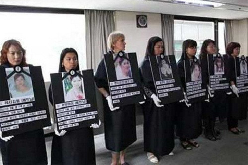 Cảnh sát đã tiến hành khám nghiệm tử thi và kết luận sơ bộ rằng, trong lúc vợ chồng cãi vã, người chồng Hàn Quốc đã bóp cổ chị N. đến chết. Người chồng sau đó ra nhà kho của gia đình và uống thuốc độc tự vẫn. Được biết, chị N. lấy chồng và chuyển đến Hàn Quốc sinh sống từ năm 2012. Năm thứ hai của cuộc hôn nhân, trong quá trình chung sống, cả hai thường xảy ra mâu thuẫn cùng mâu thuẫn mẹ chồng nàng dâu nên đã dẫn đến bi kịch này. Ảnh: Cô dâu các nước tham gia đoàn diễu hành phản đối việc các cô dâu nước ngoài bị chồng sát hại tại Seoul. Ảnh: Danviet.