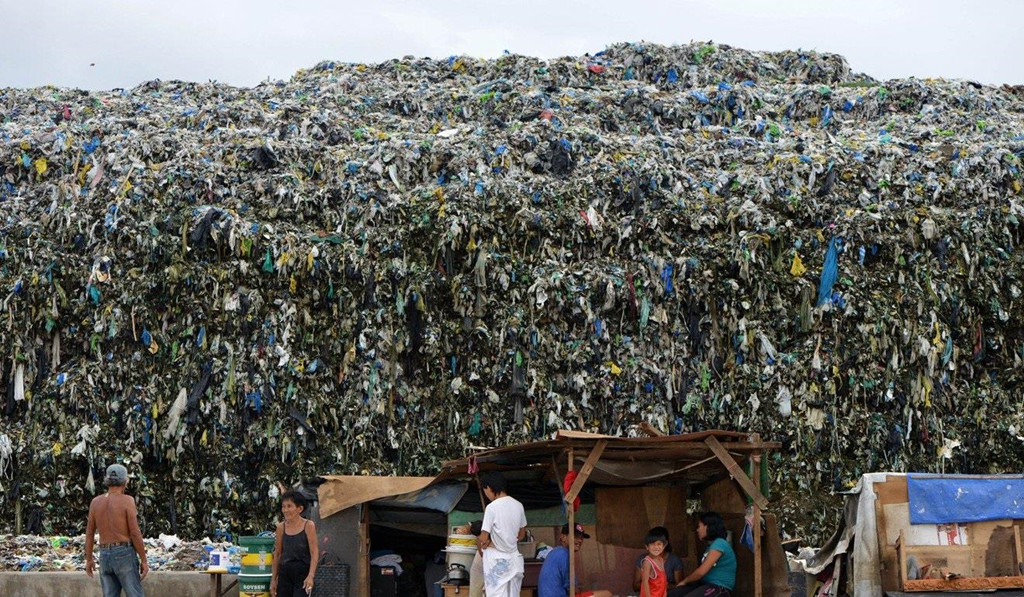 Cư dân gần một bãi rác ở Manila, Philippines. Thị trưởng Rex Gatchalian biết rằng giải pháp lâu dài là di chuyển các nhà máy ra khỏi khu dân cư nhưng trưởng làng San Andres muốn hành động ngay bây giờ. "Chúng tôi phải giải quyết những lo ngại này. Tôi cũng muốn người dân trong làng tận hưởng một cuộc sống lâu dài", ông nói. Ảnh: AFP. *) Title do Kiến Thức biên tập lại