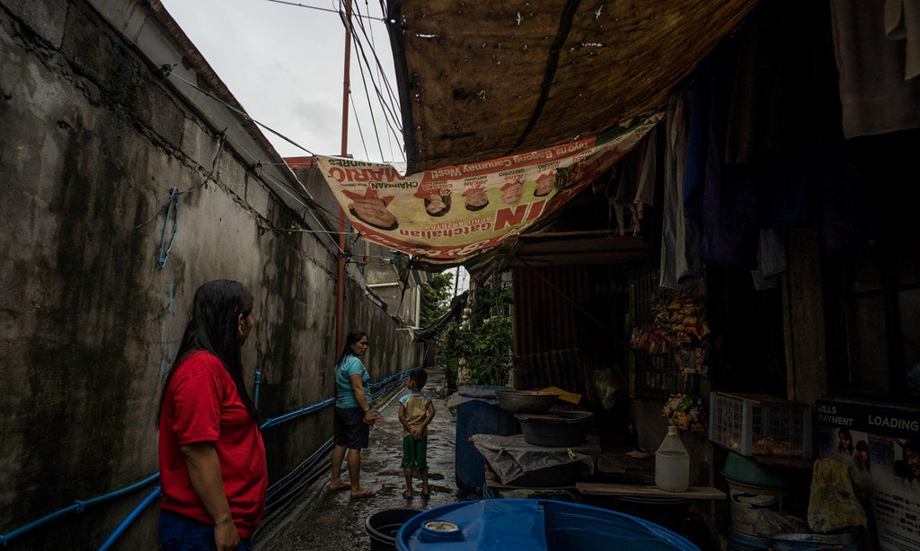 Cư dân của ngôi làng Canumay West ở thành phố Valenzuela cho biết họ chà VapoRub dưới mũi để chặn mùi nhựa cháy. Vào tháng 5, Philippines đã chuyển 1.500 tấn chất thải trở lại Canada sau khi phát hiện nước này đang gửi các thùng rác bao gồm các mặt hàng không thể tái chế như tã lót dành cho người lớn. Ảnh: Guardian.