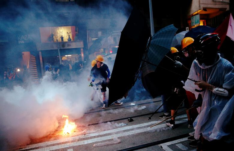 Cảnh sát Hong Kong đã sử dụng hơi cay, đạn cao su và đạn bọt biển để trấn áp những người biểu tình.