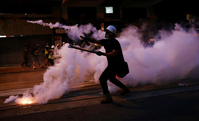 Người biểu tình đội mũ bảo hiểm và đeo kính bảo hộ dựng rào chắn ở một số địa điểm khác nhau. Họ hô vang "Hong Kong tự do".