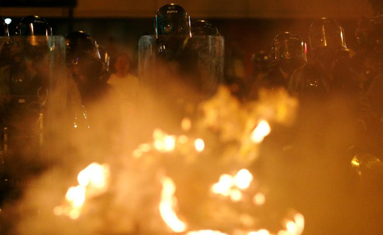 Cảnh sát chống bạo động Hong Kong được triển khai để ngăn người biểu tình gần tòa nhà Văn phòng Liên lạc Trung Quốc hôm 28/7.