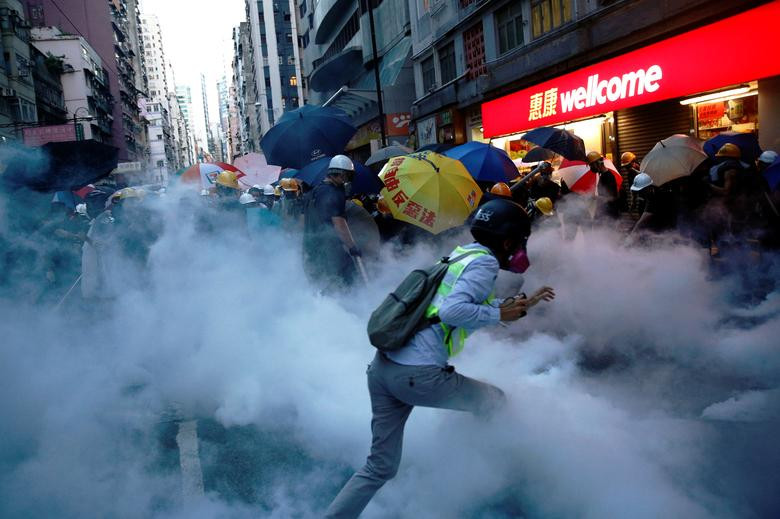 Theo hãng thông tấn Reuters, hàng nghìn người tiếp tục tham gia vào cuộc biểu tình ở Hong Kong hôm 28/7. Họ tuần hành về phía khu trung tâm mua sắm Vịnh Causeway, trong khi một nhóm khác tiến về hướng Văn phòng Liên lạc Trung Quốc tại Hong Kong. (Nguồn ảnh: Reuters)