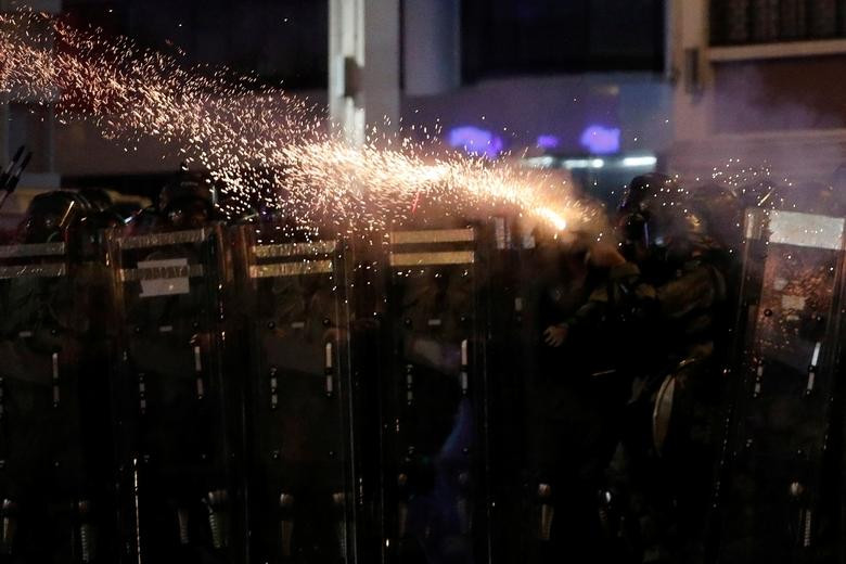 Trước đó, tối 27/7, cuộc đối đầu nổ ra ở nhà ga Hong Kong Yuen Long khi cảnh sát sử dụng dùi cui và khiên tấn công người biểu tình và bắt giữ nhiều người. Trong khi đó, người biểu tình đã phá hoại xe chuyên dụng và tấn công cảnh sát.