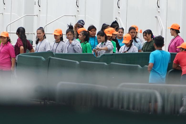 Các thanh thiếu niên không đi cùng người lớn được đưa tới khu trại tạm bợ ở Homestead, Florida, ngày 30/6. Mời độc giả xem thêm video: Người nhập cư ở Mỹ thấp thỏm khi ông Donald Trump đắc cử (Nguồn: VTC14)