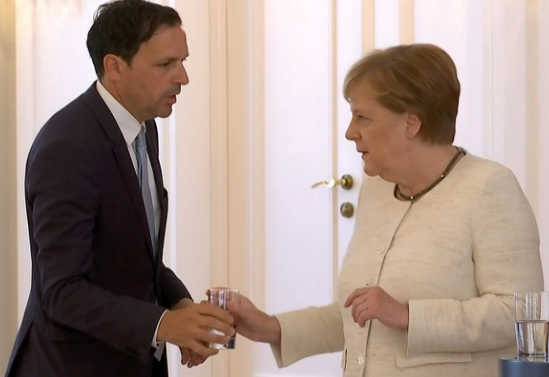 Những cơn run rẩy liên tiếp xảy đến với bà Merkel khiến nhiều người lo ngại cho sức khỏe của người được mệnh danh là "hòn đá tảng" của nền chính trị Châu Âu. Ảnh: RT.