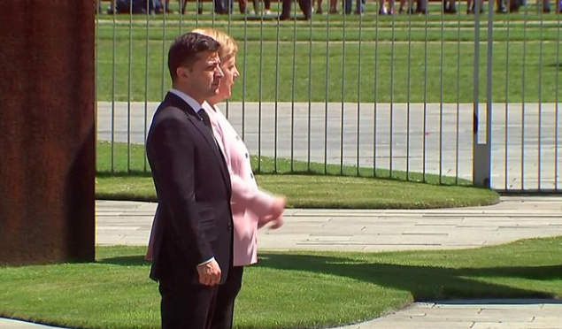 Được biết, đây là lần thứ ba Thủ tướng Merkel được nhìn thấy run lẩy bẩy tại các sự kiện công khai chỉ trong chưa đầy một tháng. Ảnh: BBC.