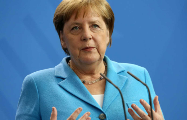 Có thể thấy, trong cả ba lần, bà Merkel cố gắng kiềm chế tình trạng run rẩy nhưng không thành công. Tuy nhiên, bà Merkel khẳng định sức khỏe vẫn ổn và đang trong quá trình điều trị chứng run rẩy chân tay. Ảnh: DW.