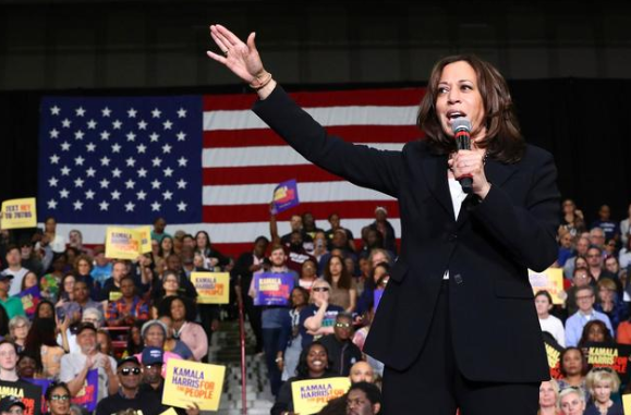 Bà Harris sinh ngày 20/10/1964 tại Oakland, California. Sau khi tốt nghiệp trung học ở Westmout, Quebec (Canada) năm 1981, bà Harris theo học ngành Khoa học Chính trị và Kinh tế tại Đại học Howard ở thủ đô Washington, Mỹ. Năm 1989, bà Harris tốt nghiệp trường luật thuộc Đại học California với học vị Tiến sĩ. Ảnh: AP.