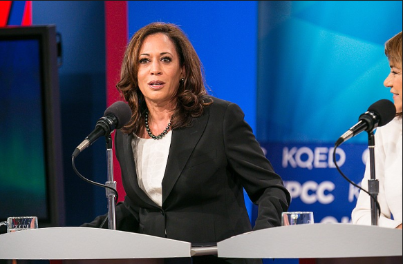 Nữ Thượng nghị sĩ Kamala Harris sau đó khởi động cuộc đua vào Nhà Trắng năm 2020 với việc "công kích" các chính sách của đương kim Tổng thống Mỹ Donald Trump trong cuộc vận động tranh cử tại quê nhà của bà ở Oakland, bang California. Ảnh: KPBS.