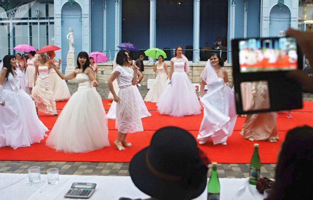 Trước cuộc đua, các cô gái phải thể hiện phần thi vũ đạo và kỹ năng ném hoa.