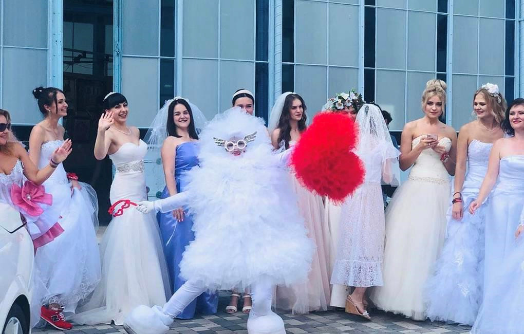 Các cô dâu tạo dáng trước khi bắt đầu cuộc đua ở Zheleznovodsk, Nga. Ảnh: TASS.