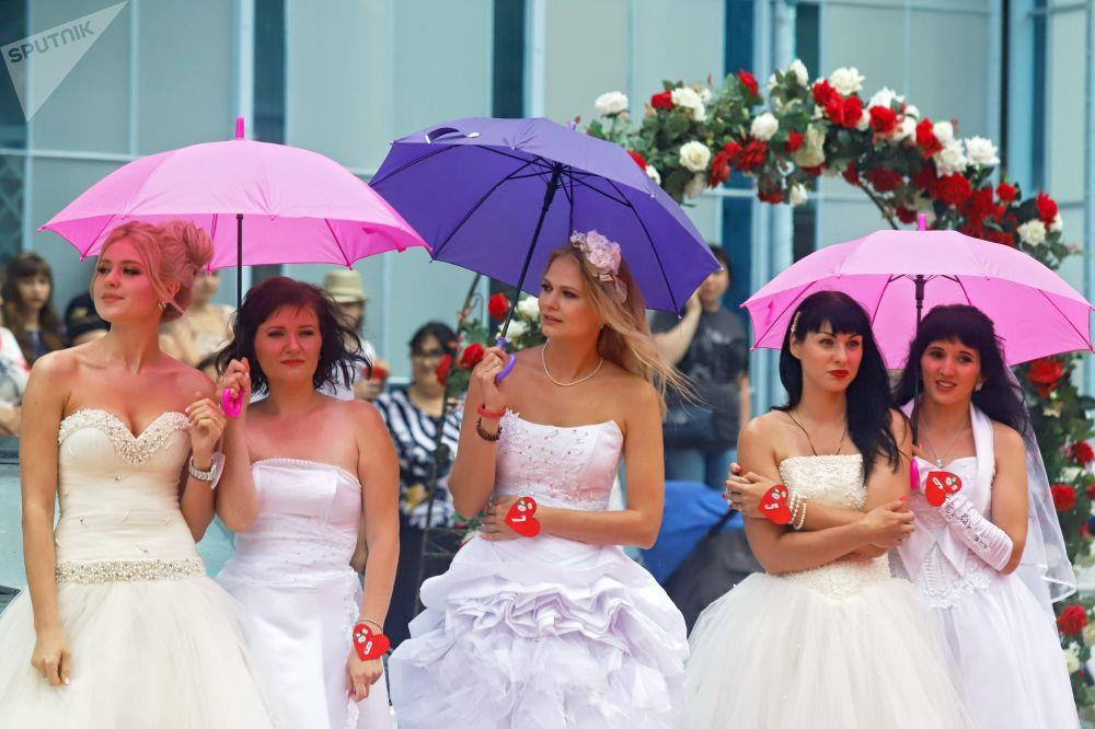 Và phần thưởng đã thuộc về người chạy nhanh nhất là cô dâu Dina Paraskeva đến từ Pyatigorsk.