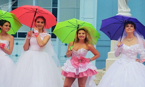 26 cô gái từ thành phố Stavropol, phía tây nam nước Nga, đã tập trung tại quảng trường thành phố hôm 7/7 để tham gia cuộc thi mang tên " Cô dâu chạy trốn".