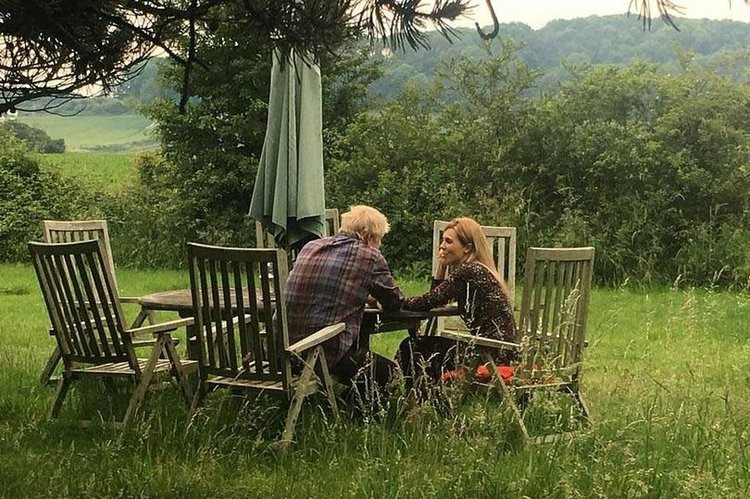 Chuyện tình cảm của ông Johnson và người bạn gái kém 24 tuổi, Carrie Symonds, chính thức được công khai vào ngày 20/6/2019. Bạn gái của tân Thủ tướng Anh được mô tả là người phụ nữ tài giỏi, xinh đẹp và quyến rũ.