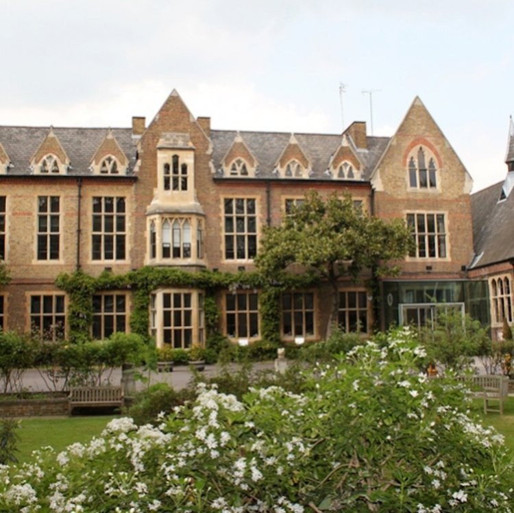 Trong khoảng thời gian từ 1999 đến 2006, cô Carrie theo học tại trường Godolphin &amp; Latymer. Đây là một ngôi trường trung học danh giá ở phía tây thủ đô London.