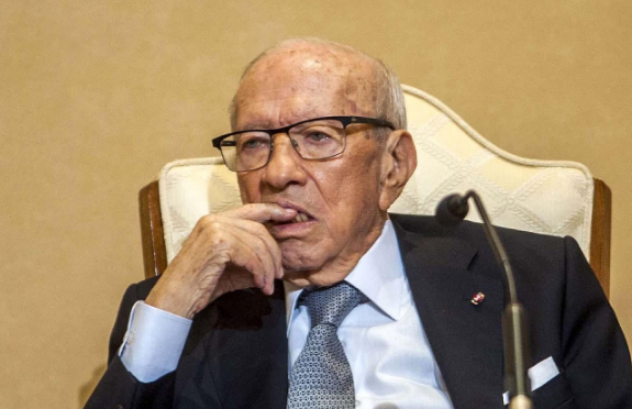 Tháng 12/2014, ông đã giành chiến thắng trong cuộc bầu cử Tổng thống đầu tiên sau cuộc Cách mạng Tunisia và trở thành người đứng đầu quốc gia Bắc Phi này. Tổng thống Essebsi tuyên thệ nhậm chức vào ngày 31/12/2014, khi đó ông 88 tuổi. Ảnh: MEO.