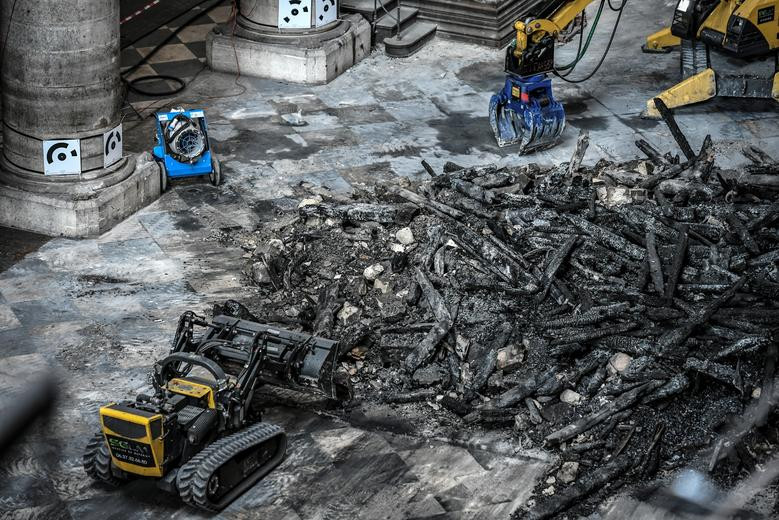 "Công việc khó khăn nhất đang ở phía trước. Chúng tôi cần phải gia cố nhà thờ và sau đó khôi phục nó", Bộ trưởng Văn hóa Pháp Franck Riester nói.