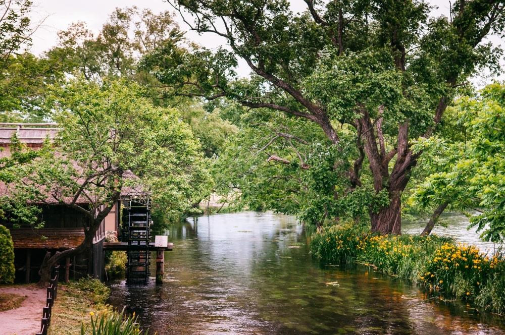 Tới đây, du khách được miễn phí vé vào cửa. Bạn có thể ngồi thuyền, xuôi dòng sông để tham quan ngôi làng với những căn nhà đơn sơ, nhỏ nhắn hai bên bờ. Đi bộ bên bờ sông cũng là trải nghiệm đáng giá để cảm nhận toàn bộ vẻ đẹp bình dị nơi đây. Ảnh: PixHound.