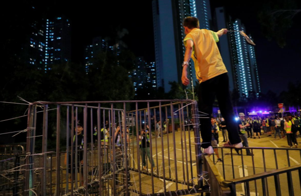 Đám đông hô to yêu cầu các thương nhân trở về đại lục. Nhiều cửa hàng trên phố phải đóng cửa khi cuộc biểu tình diễn ra.