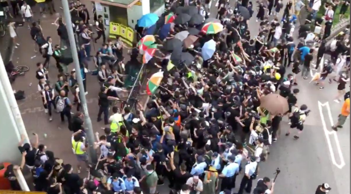 Sau đó, cảnh sát kêu gọi người biểu tình kiềm chế bạo lực và rời khỏi khu vực. Khoảng 20h30 tối 13/7, hầu hết người biểu tình đã giải tán khi cảnh sát chống bạo động tuần tra khắp các khu phố.