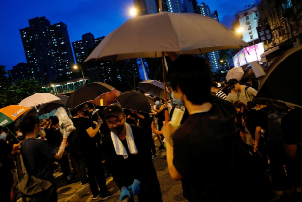 Người biểu tình cho rằng những thương nhân Trung Quốc này khiến giá thuê nhà ở Sheung Shui tăng cao, gây lạm phát và bất lợi cho cư dân địa phương.