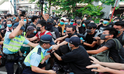 "Thị trấn thân yêu của chúng tôi đã trở nên hỗn loạn", Ryan Lai, một cư dân 50 tuổi ở Sheung Shui, nói.