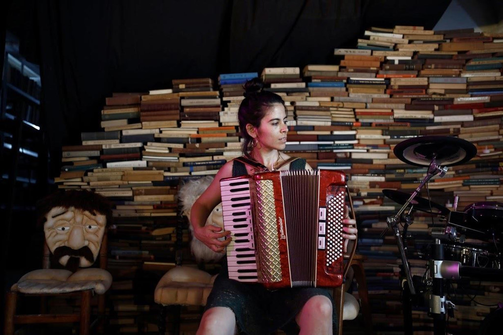 Tamar Lehman, cố vấn xã hội cho những thanh niên mắc bệnh tâm thần, chơi đàn trong trung tâm văn hóa được sử dụng bởi Yung Yidish, một nhóm phi lợi nhuận nhằm bảo tồn văn hóa Yiddish, tại Trạm xe buýt Trung tâm.