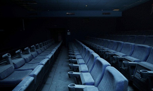 Ghế ngồi trong một rạp chiếu phim bị bỏ hoang dưới tầng hầm của trạm xe buýt. *) Title do Kiến Thức biên tập lại