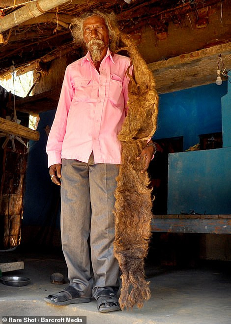 "Chúa đã đến gặp tôi trong một giấc mơ và bảo tôi đừng cắt tóc. Kể từ đó, tôi vẫn giữ nguyên mái tóc của mình", ông Tuddu kể lại.