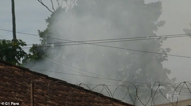 Khi đó, tù nhân của băng đảng Comando Classe A đã phóng hỏa một phòng giam của băng nhóm đối thủ là Comando Vermelho trong nhà tù gây ra vụ hỗn chiến kinh hoàng.