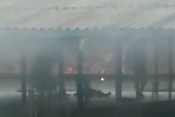 Một số thi thể vẫn chưa thể đưa ra khỏi nhà tù này do sức nóng từ vụ hỏa hoạn.