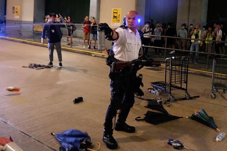 Vi sao nguoi bieu tinh tuc gian, bao vay don canh sat Hong Kong?-Hinh-7