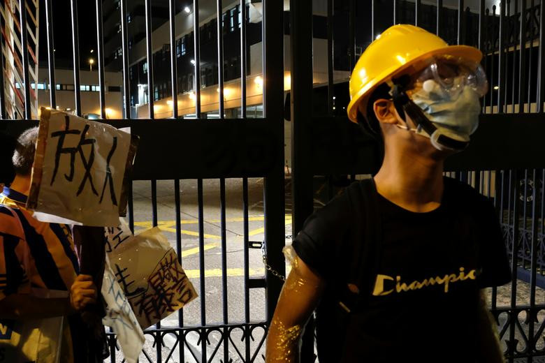 Vi sao nguoi bieu tinh tuc gian, bao vay don canh sat Hong Kong?-Hinh-2